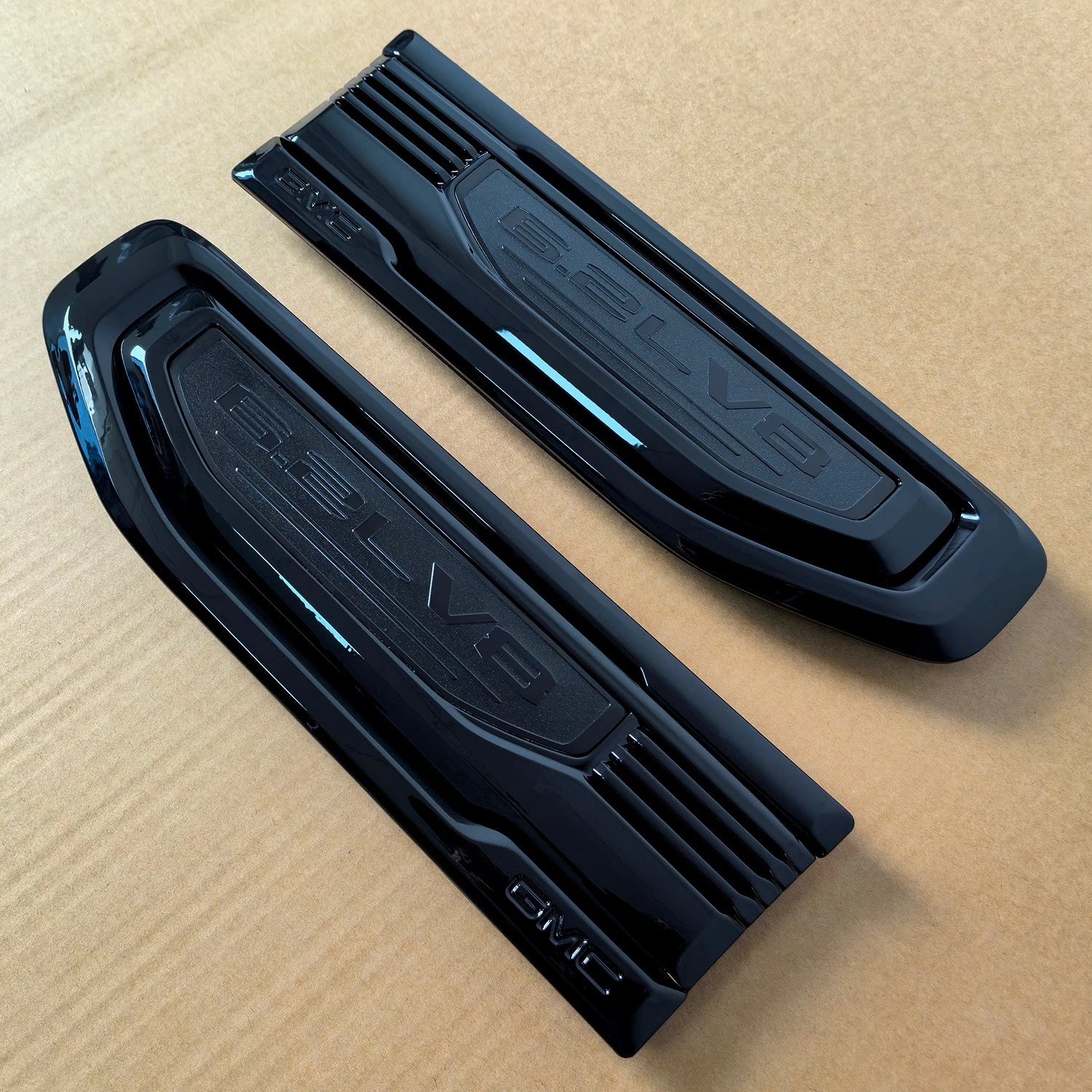 6.2L V8 Fender Vent Emblem Set for 2019-2026 GMC Sierra 1500 86532094 (Black / Red)